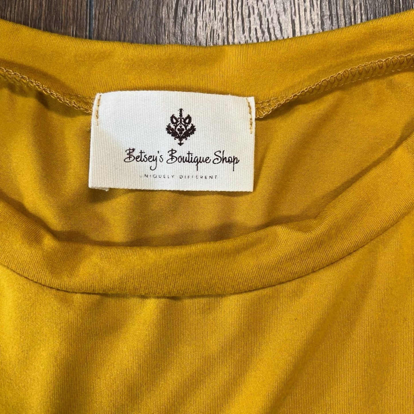 Betsey’s Boutique mustard ruffle front top SZ SM