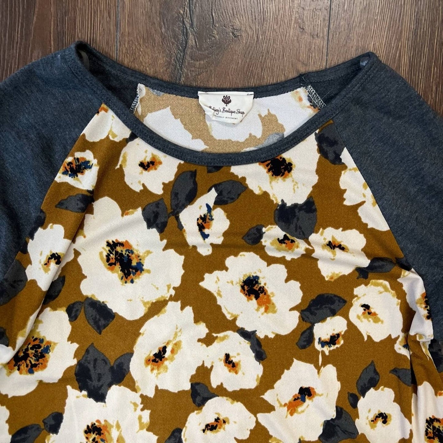 Betsey’s Boutique 3/4 sleeve floral top SZ SM