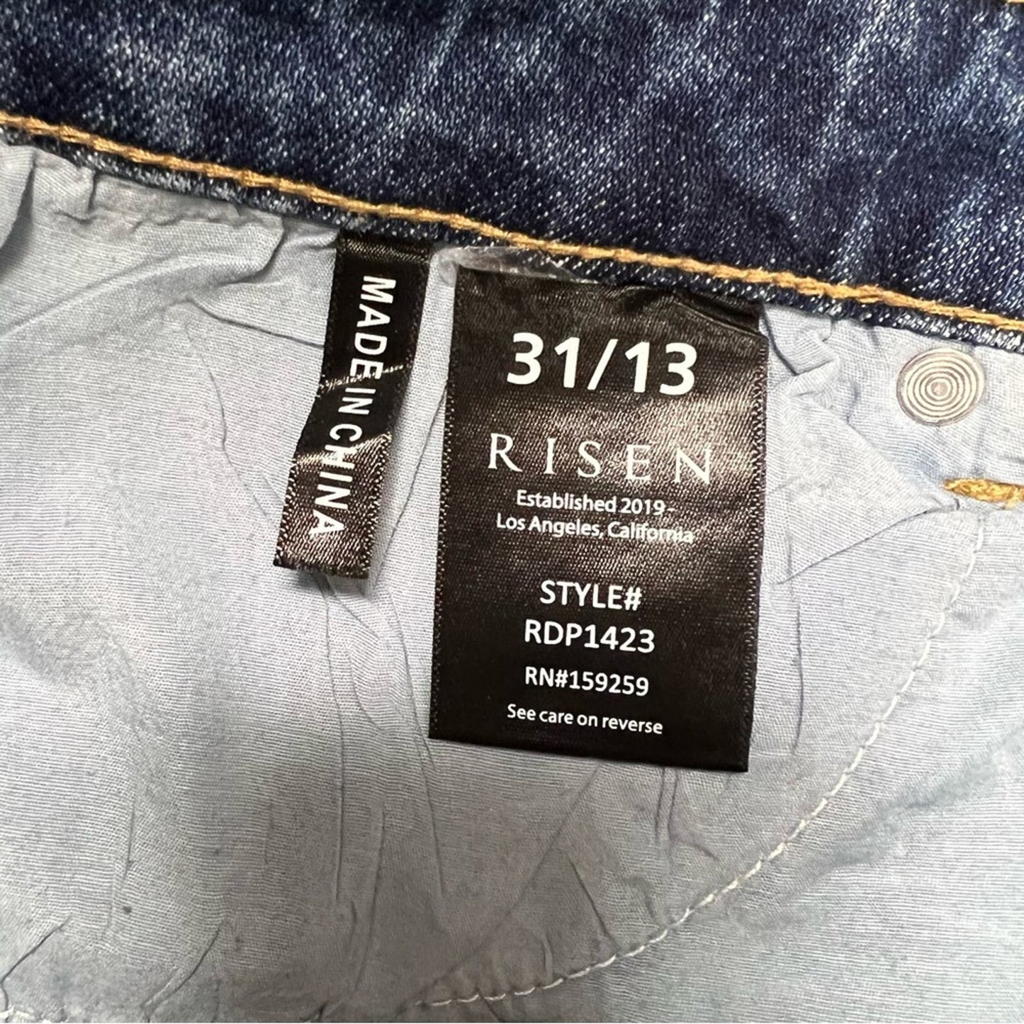 Risen medium wash distressed skinny jeans SZ 31/13