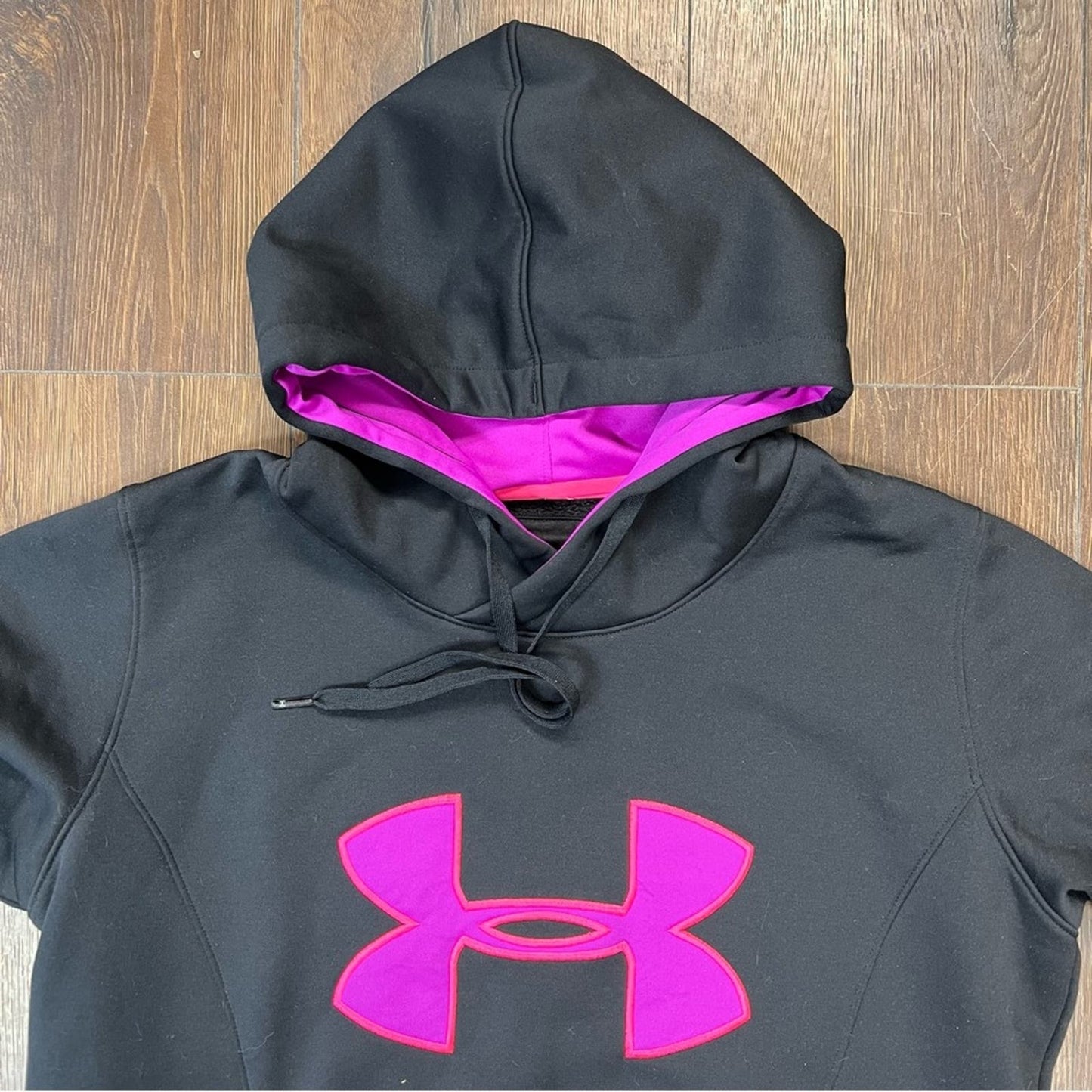 Under Armour semi fitted pullover hoodie SZ MED