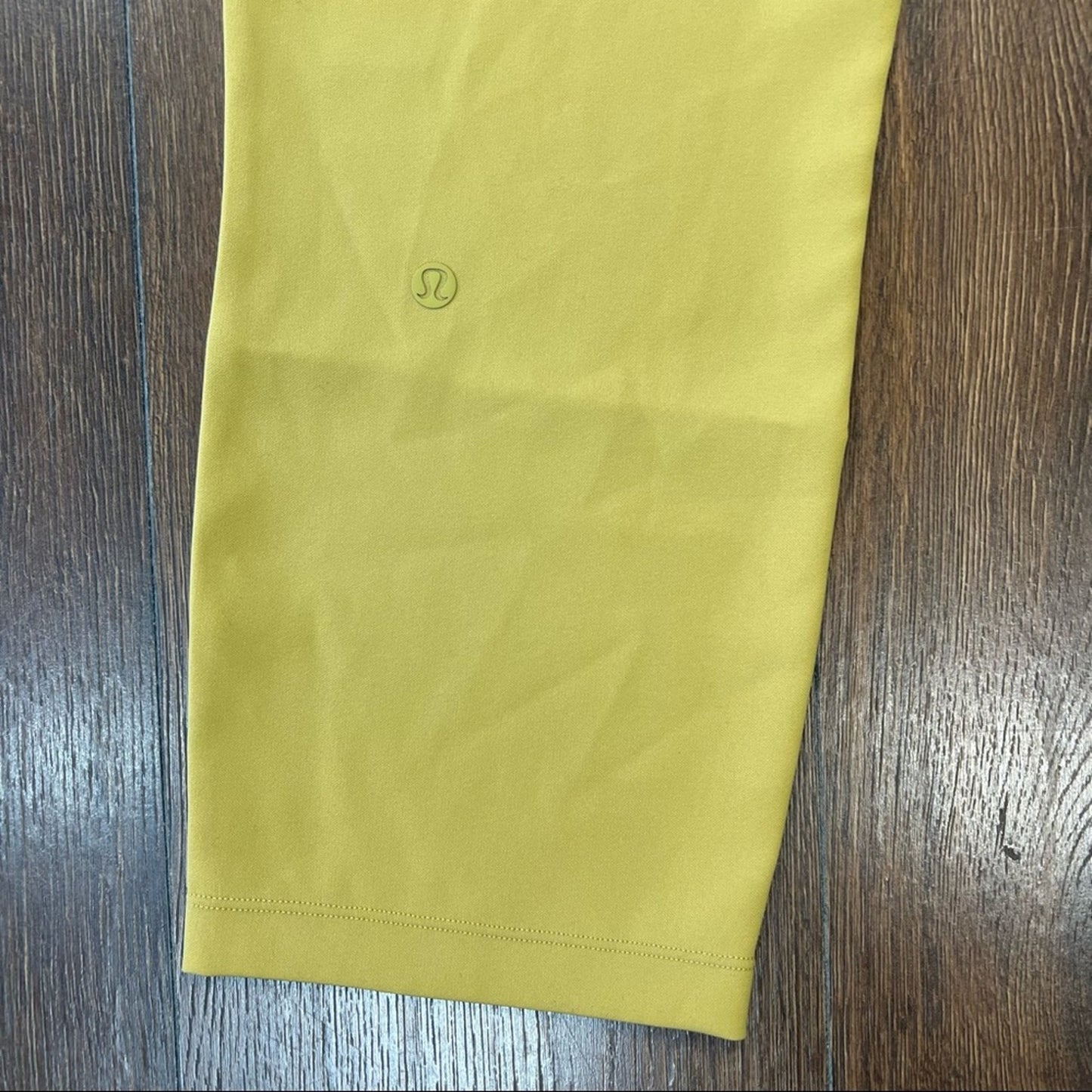 Lululemon On the Fly Crop *Woven 23" Vintage Gold SZ 2
