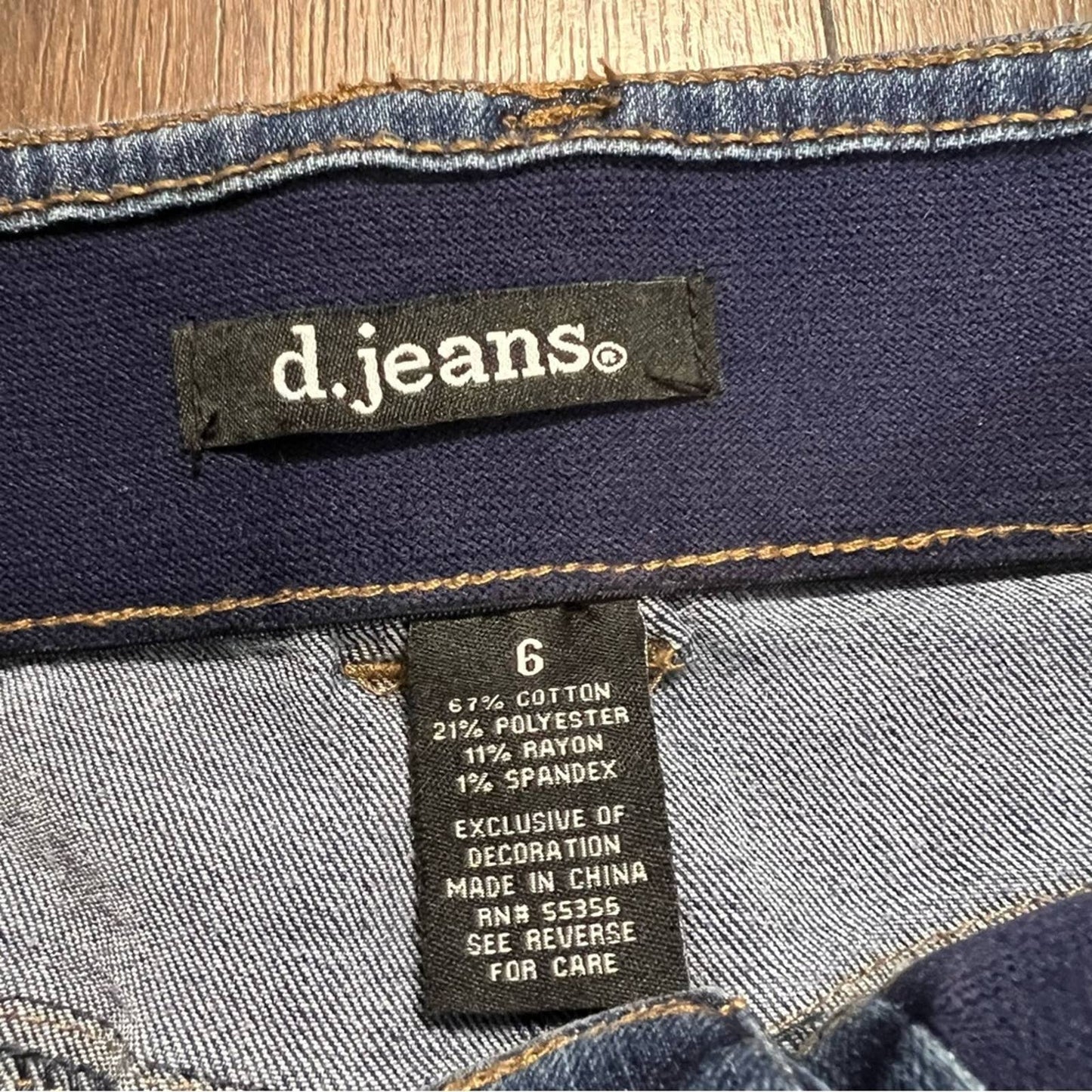 D. Jeans dark wash skinny jeans SZ 6
