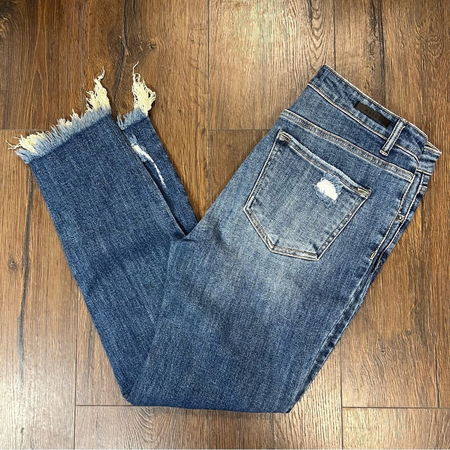 Risen medium wash distressed skinny jeans SZ 31/13