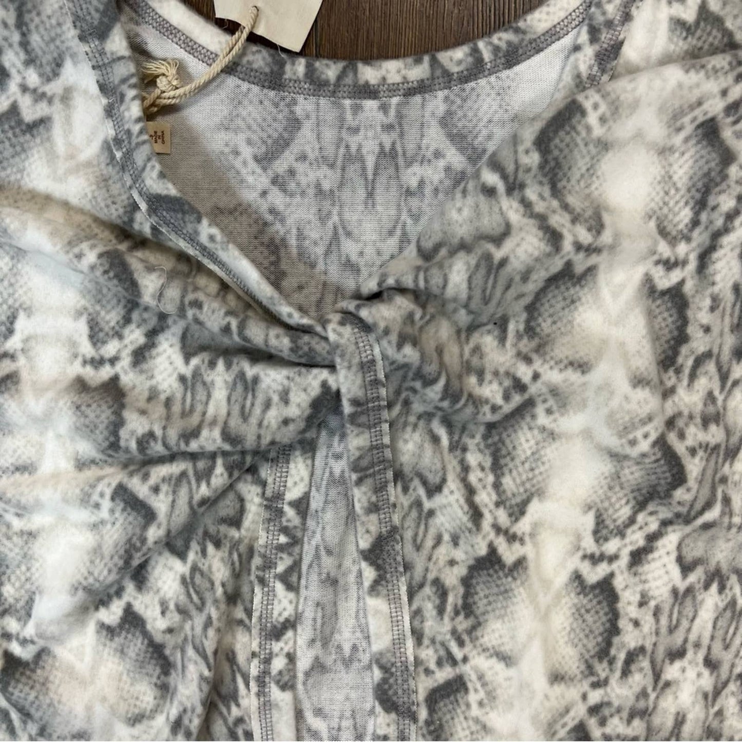 🆕 Thread & Hem soft snake print top SZ LG