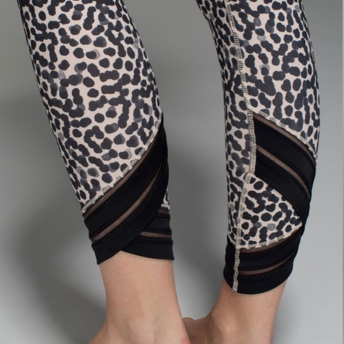 Lululemon High Times Pant *Wrap Mesh
Ace Spot Grain Black / Black SZ 6