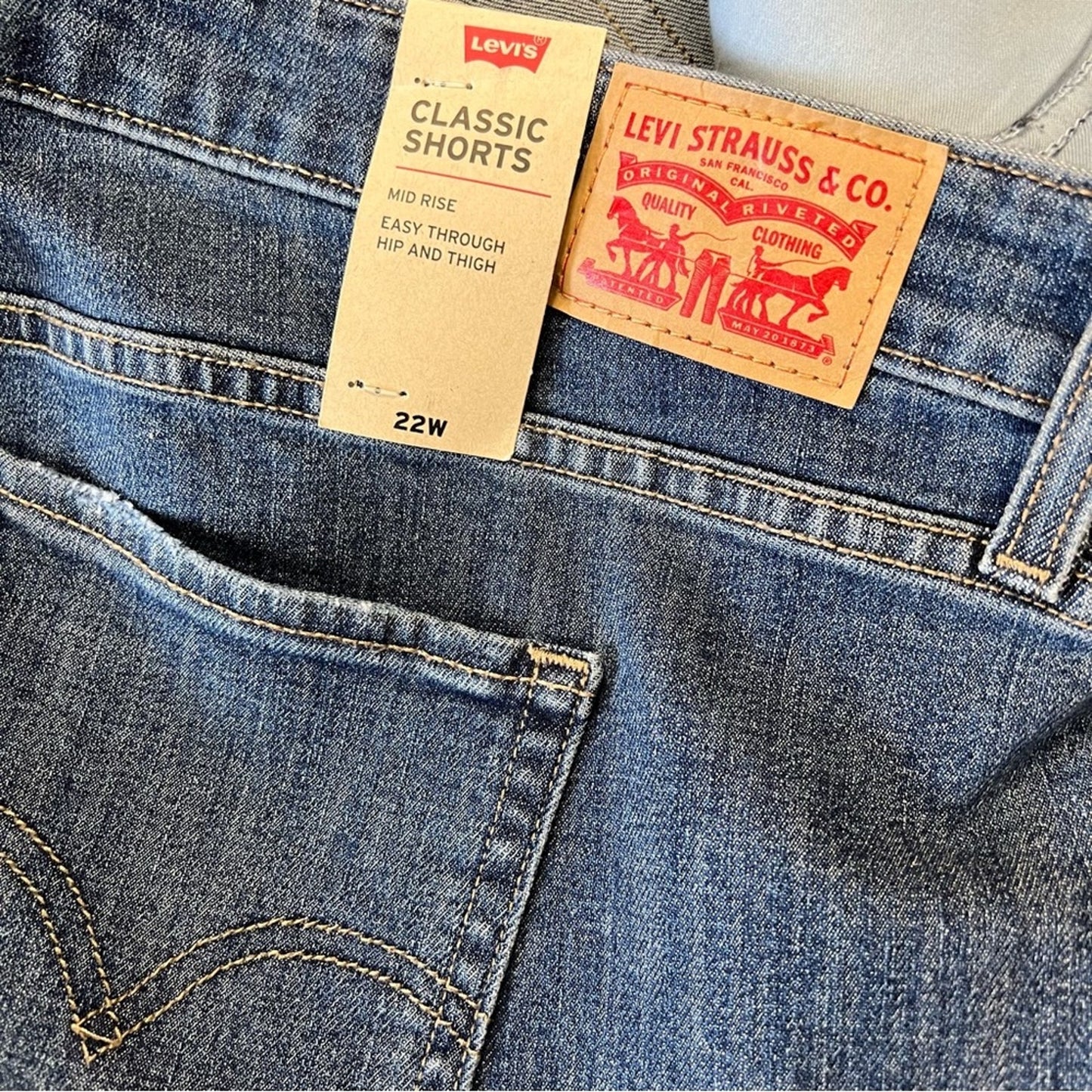 🆕 Levi’s plus size classic midrise jeans SZ 22W