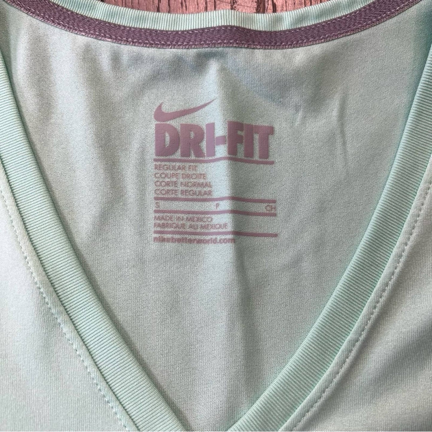 Nike Dri-Fit regular fit v-neck tee SZ SM