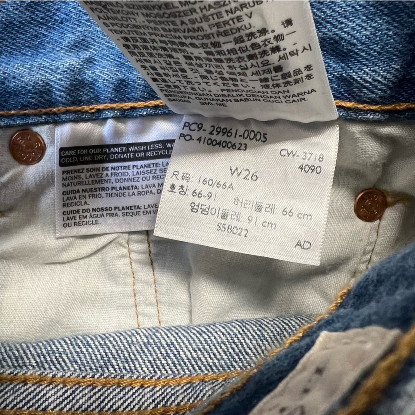 🆕 Levi’s 501 premium mid rise shorts SZ 26/2