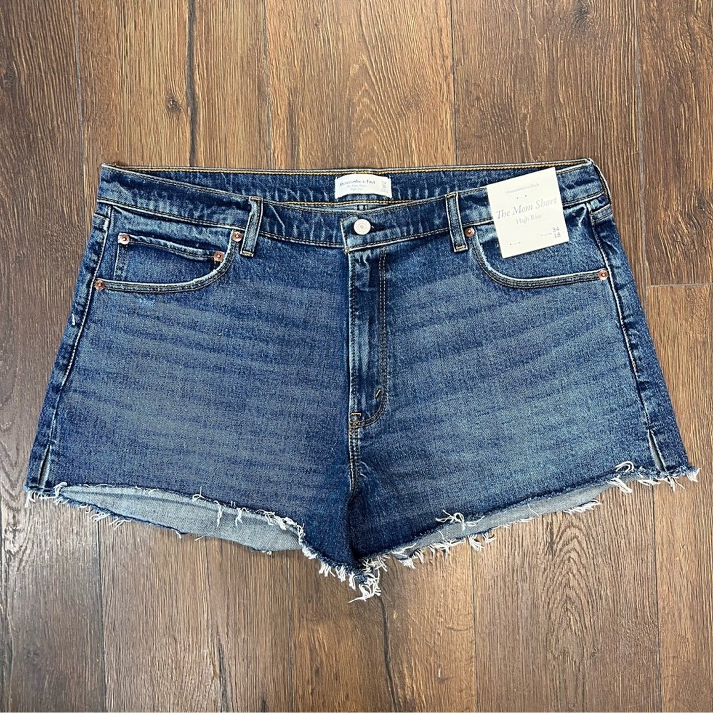 🆕 Abercrombie & Fitch the mom short, high rise SZ 34/18