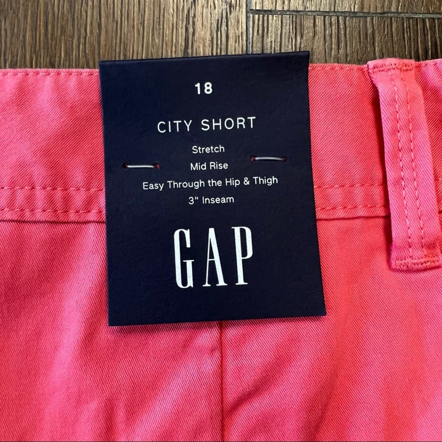 NWT GAP mid rise city shorts in coral SZ 18