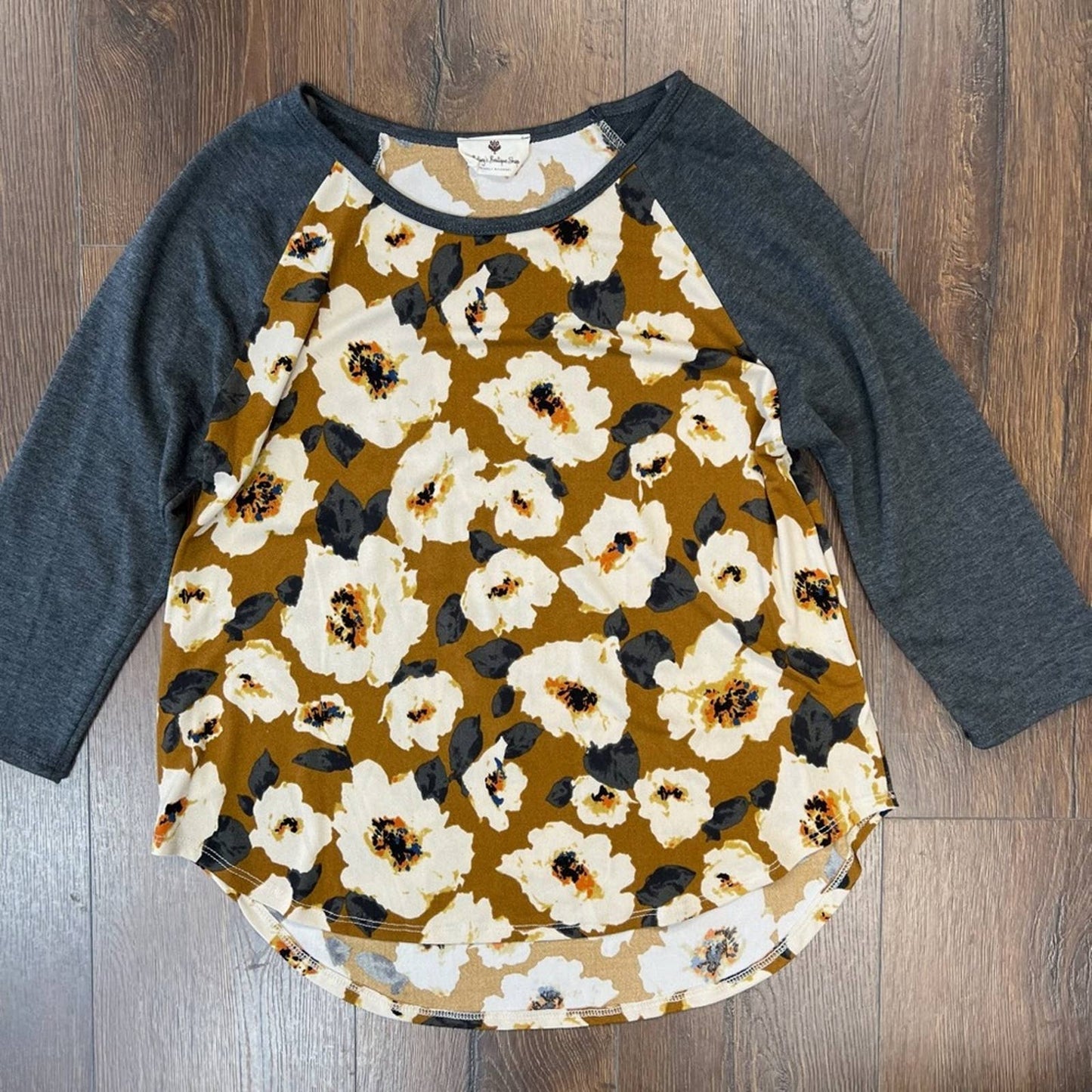 Betsey’s Boutique 3/4 sleeve floral top SZ SM
