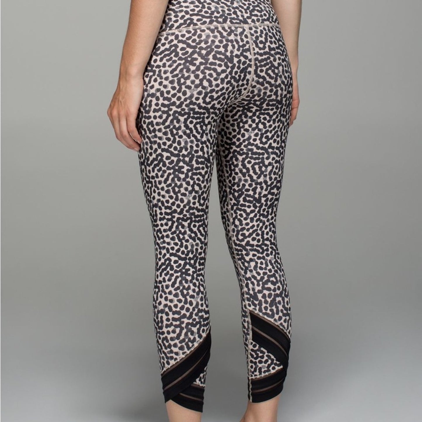 Lululemon High Times Pant *Wrap Mesh
Ace Spot Grain Black / Black SZ 6