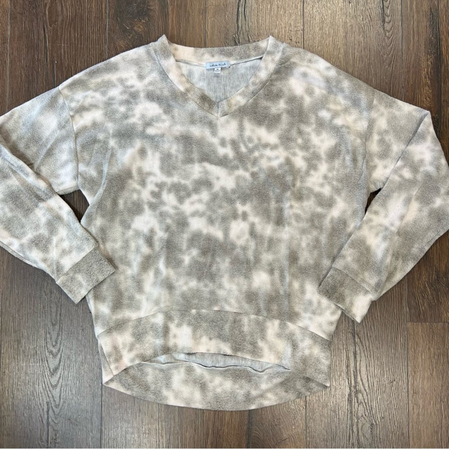 White Birch tye dye v neck top SZ MED