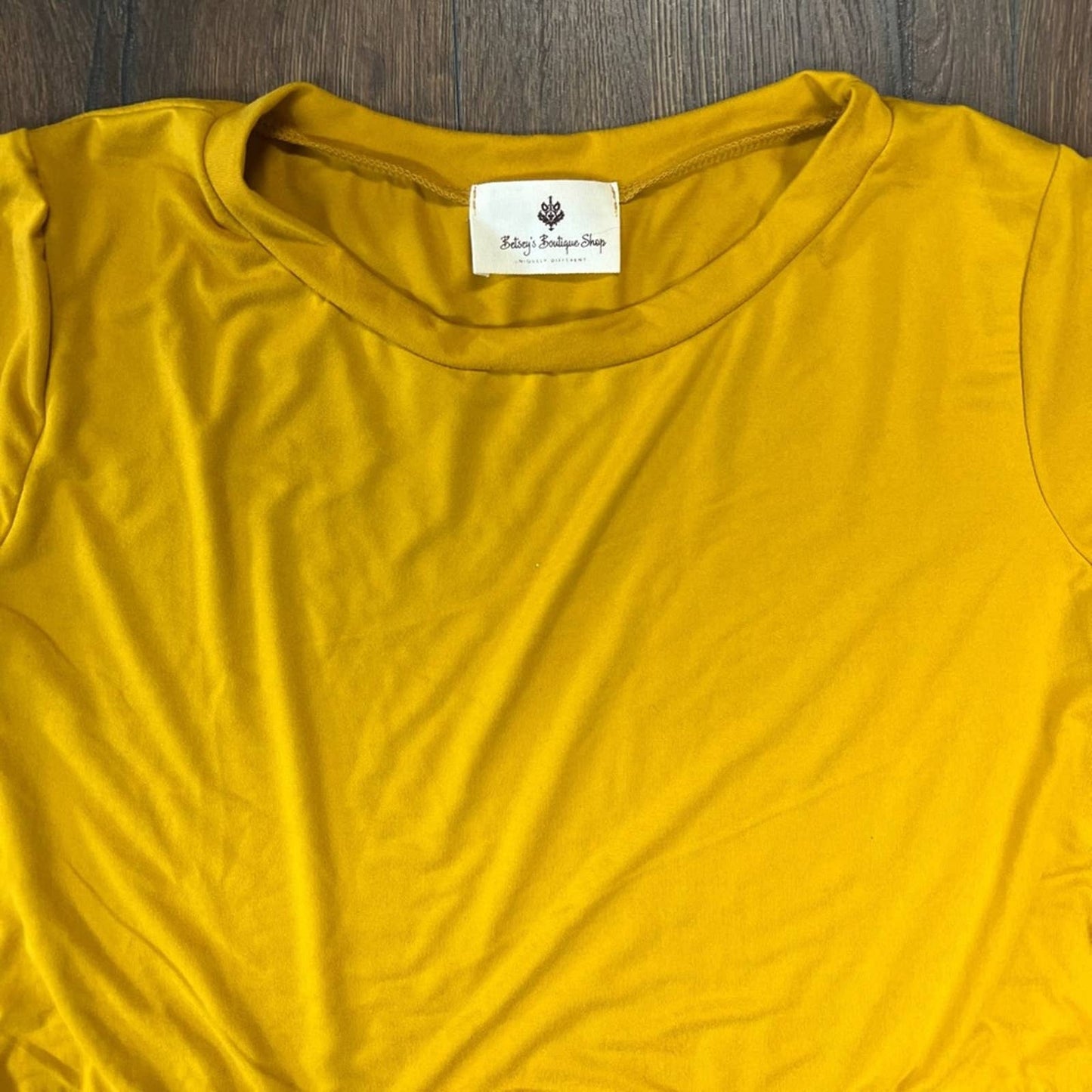 Betsey’s Boutique mustard ruffle front top SZ SM