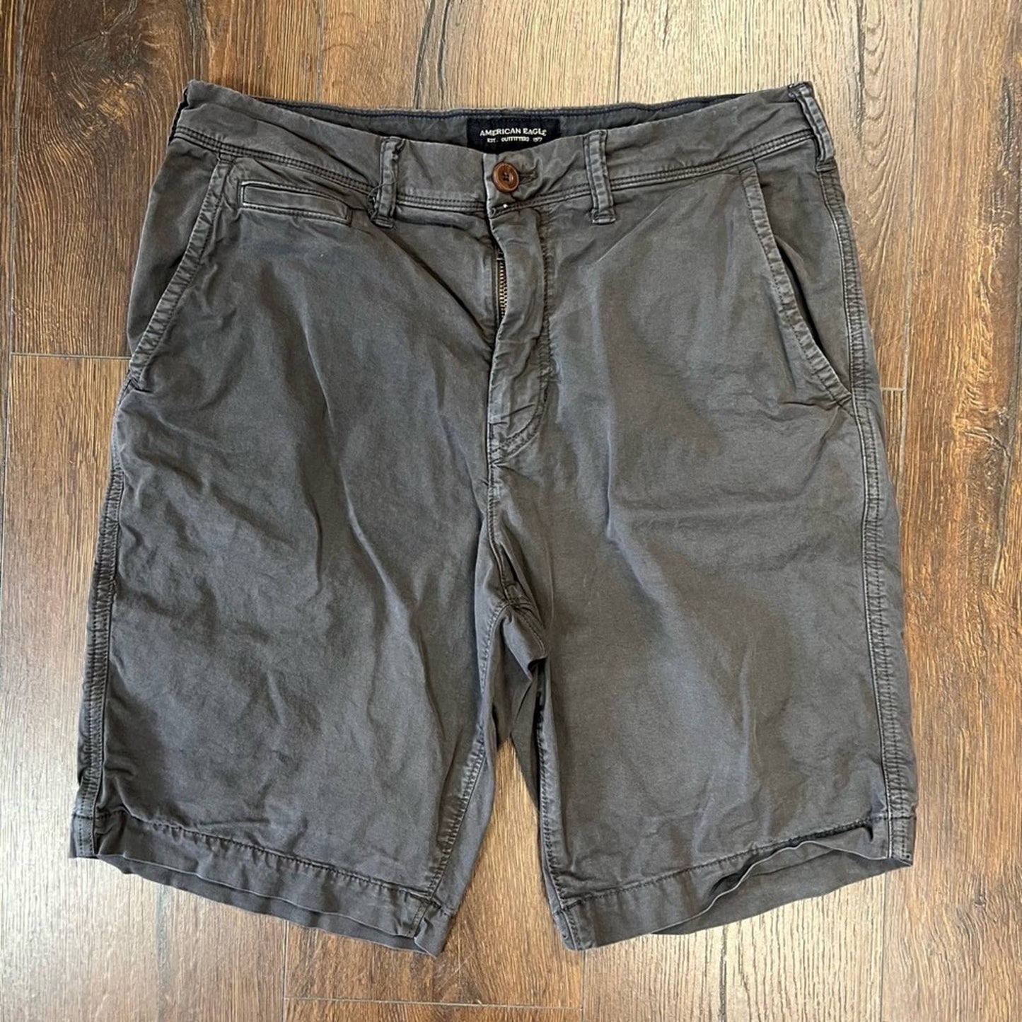 American Eagle cargo next level flex short SZ 31