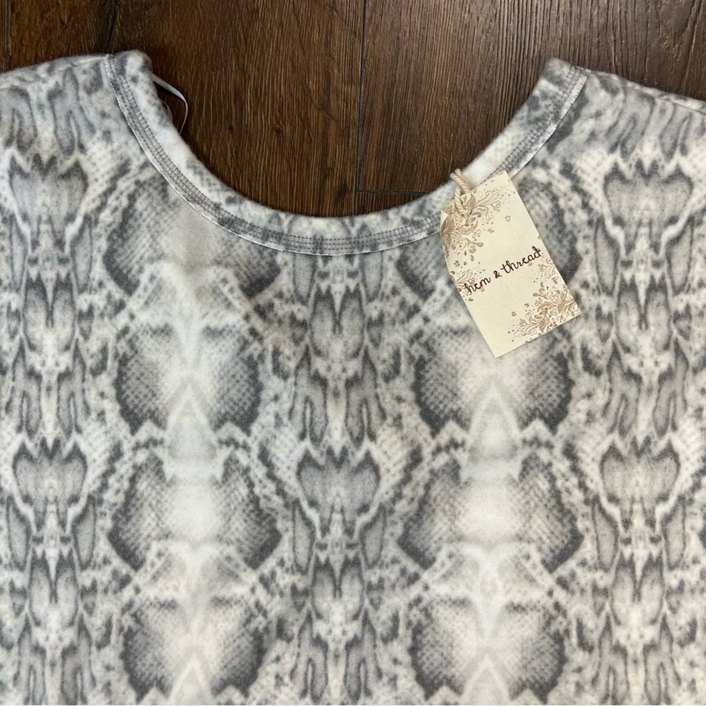 🆕 Thread & Hem soft snake print top SZ LG