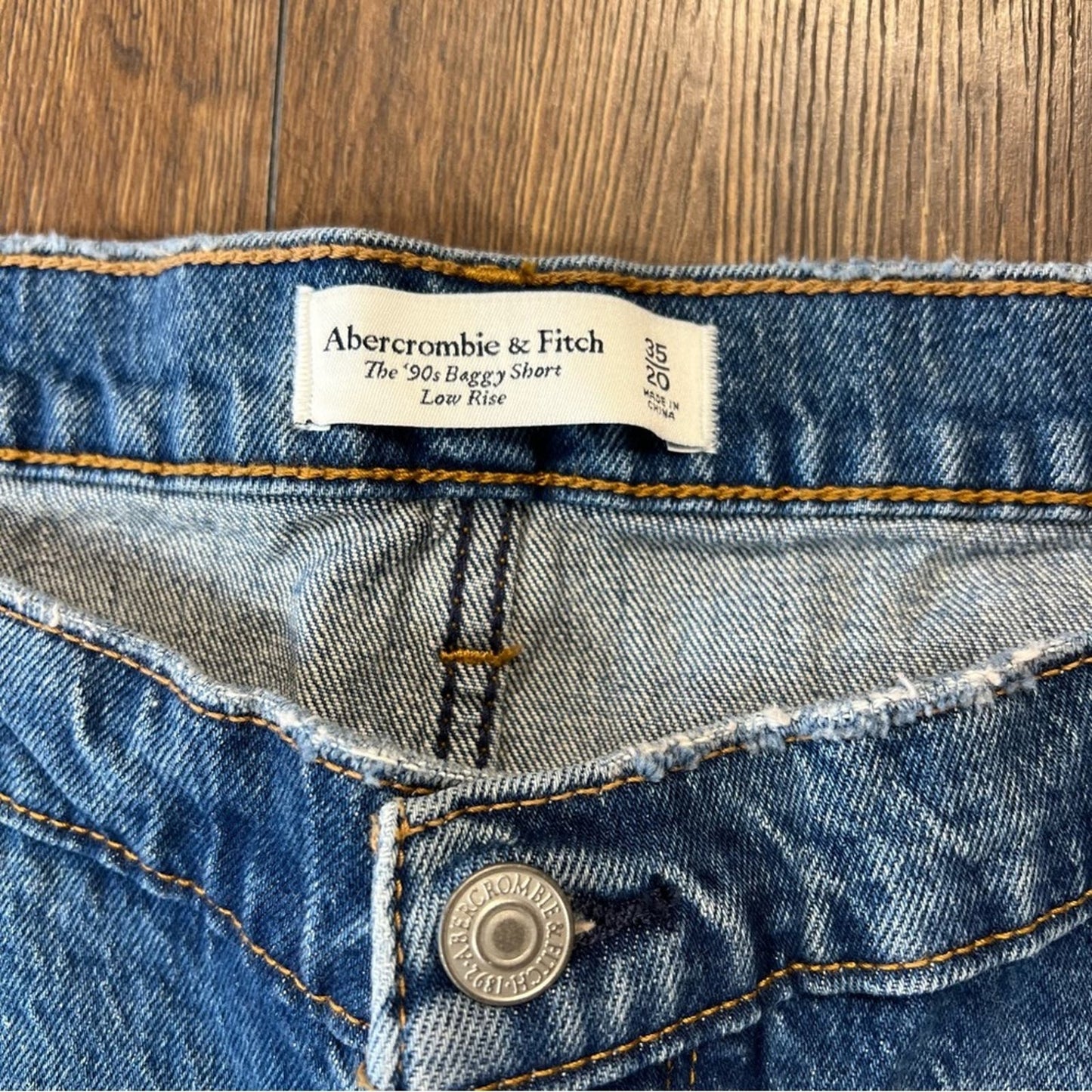 🆕 Abercrombie and Fitch 90’s baggy shorts  SZ 35/20
