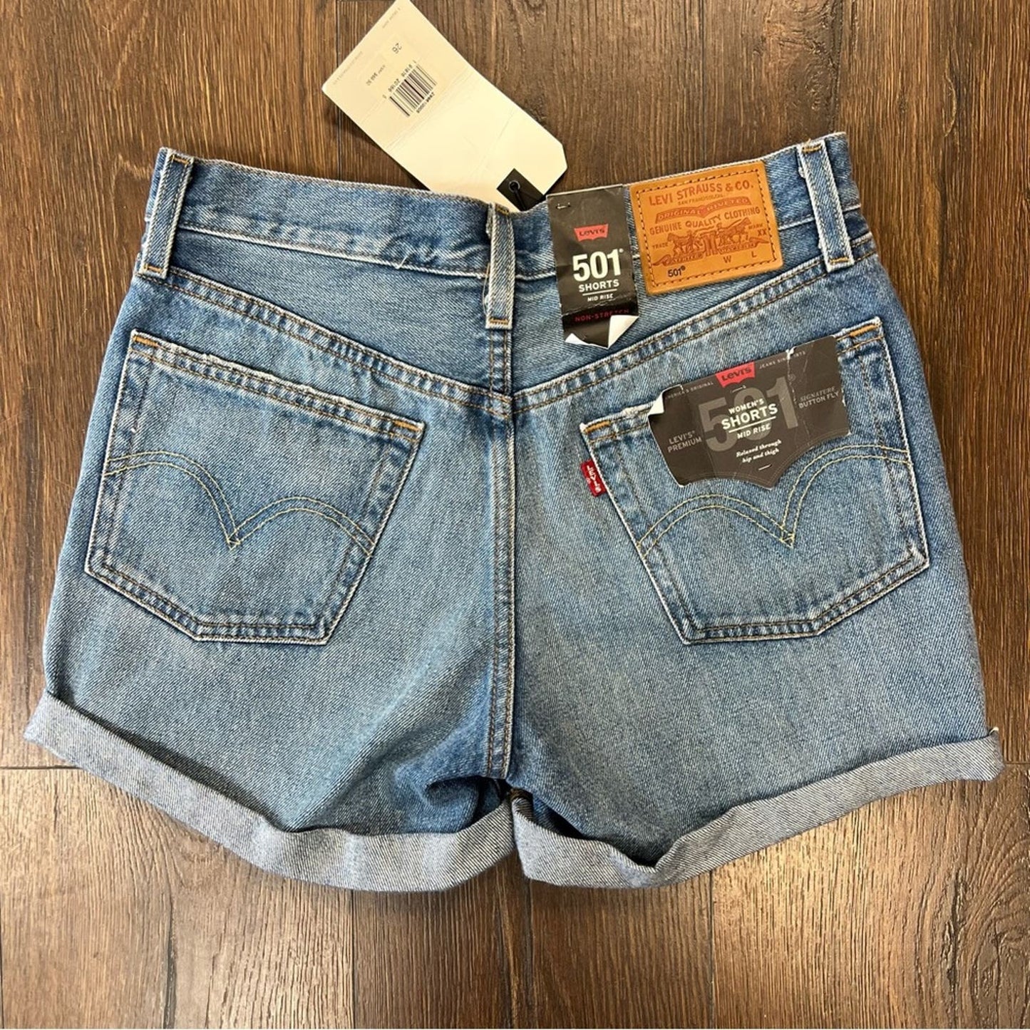 🆕 Levi’s 501 premium mid rise shorts SZ 26/2