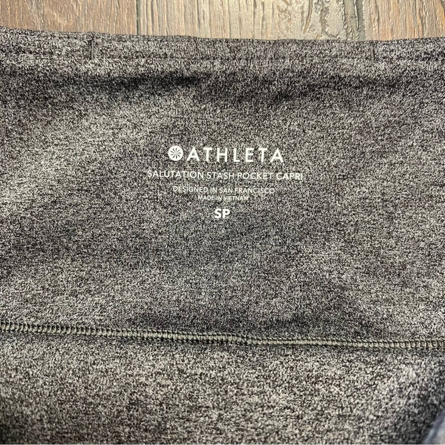 Athleta Salutation Stash Pocket Capri In Powervita SZ SM