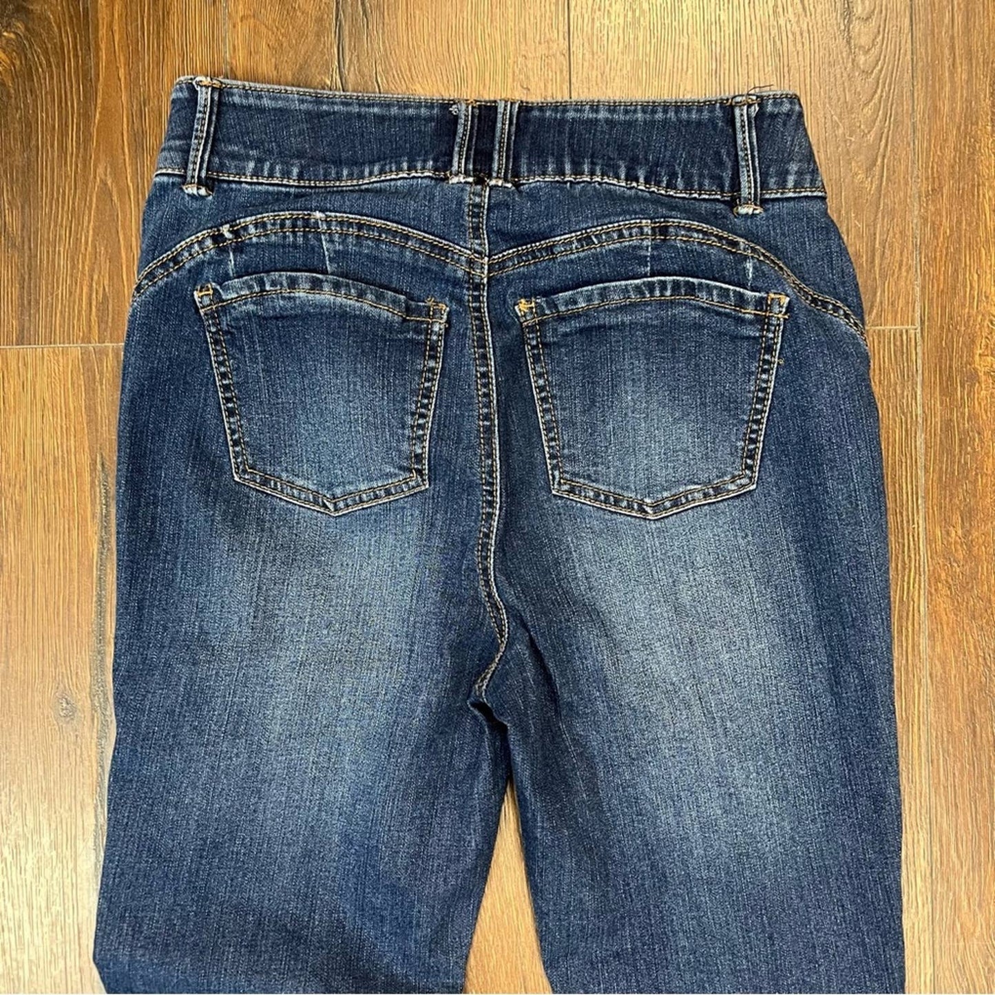 D. Jeans dark wash skinny jeans SZ 6