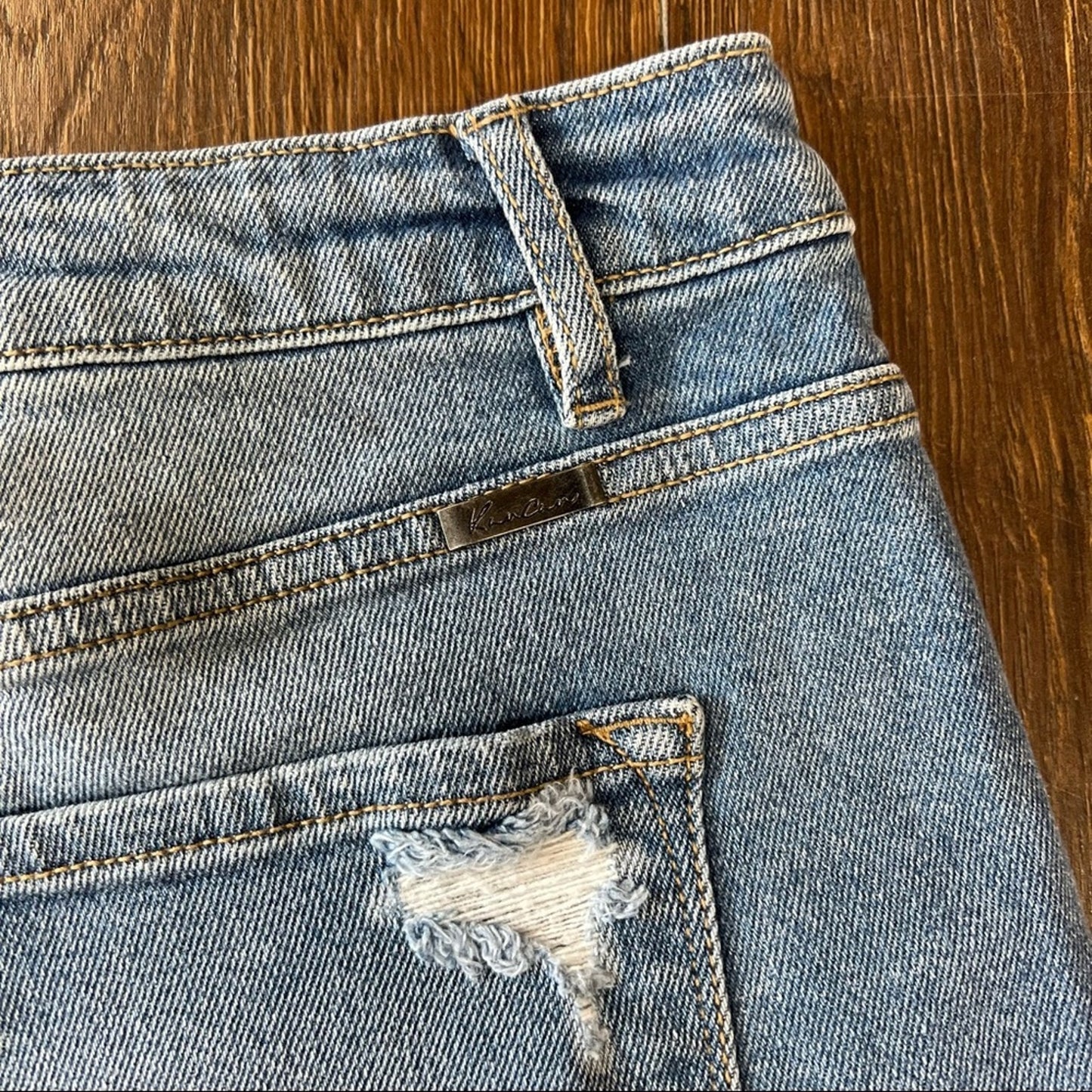 NWT KanCan™ High Rise Medium Destructed 3in Mom Short SZ 29