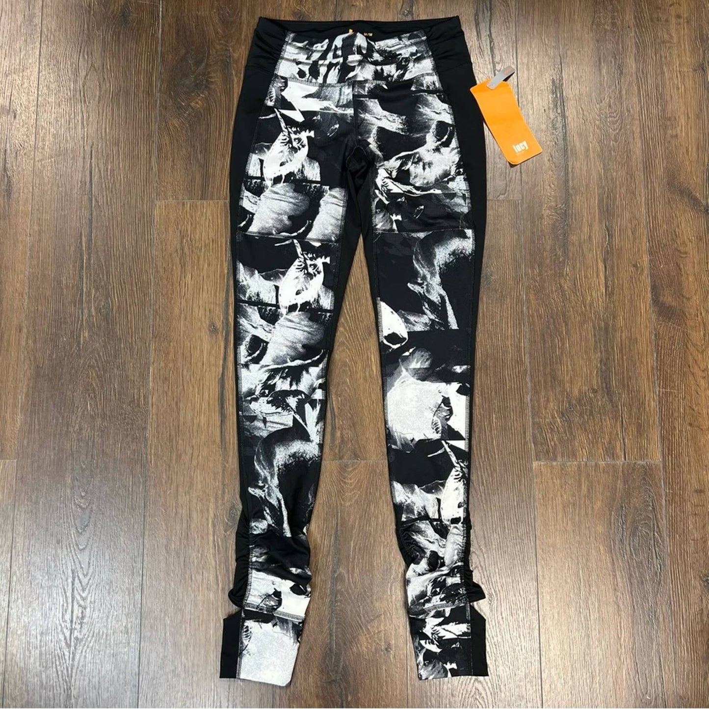 🆕 Lucy powerfully poised abstract leggings SZ MED