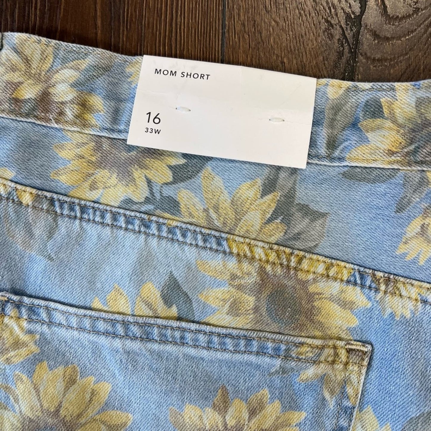 🆕 American Eagle mom short SZ 16