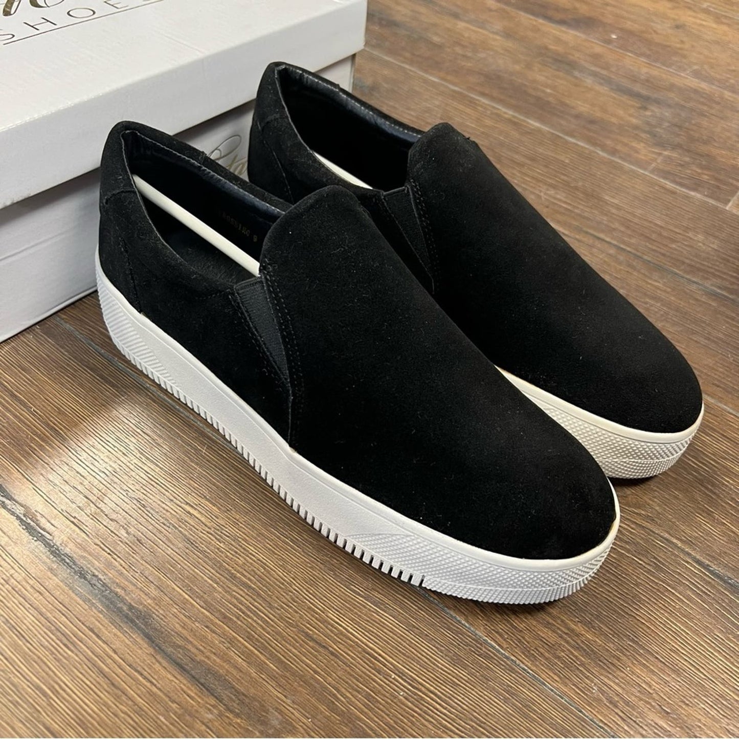 🆕 Mata Boutique black phoebe sneakers 
SZ 9