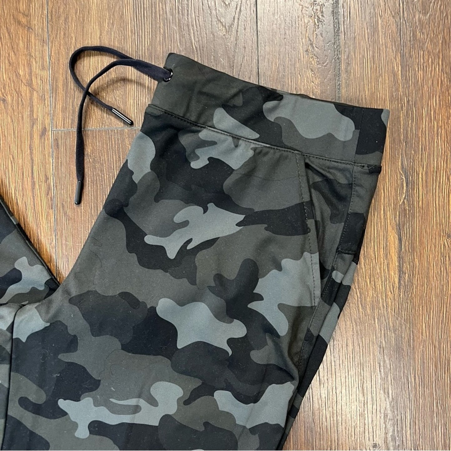 Yogaliciois camo jogger pants SZ MED