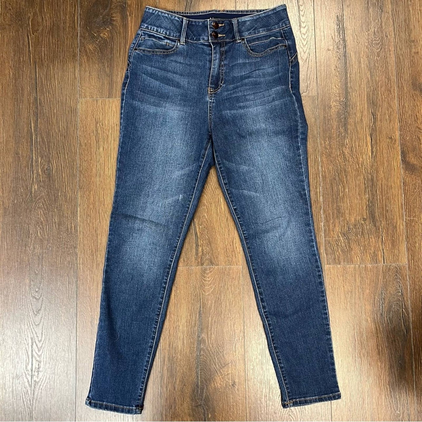 D. Jeans dark wash skinny jeans SZ 6