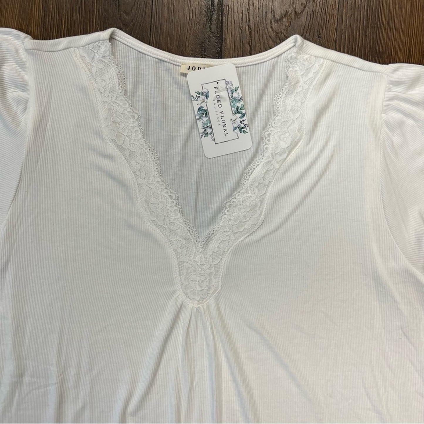 🆕 Jodifl white shirt sleeve lace detail tee SZ LG