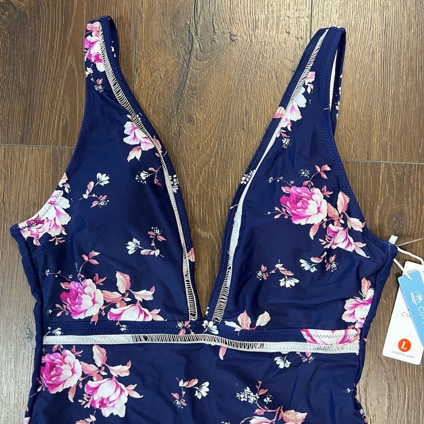 🆕 Cupshe low V floral swimsuit SZ LG