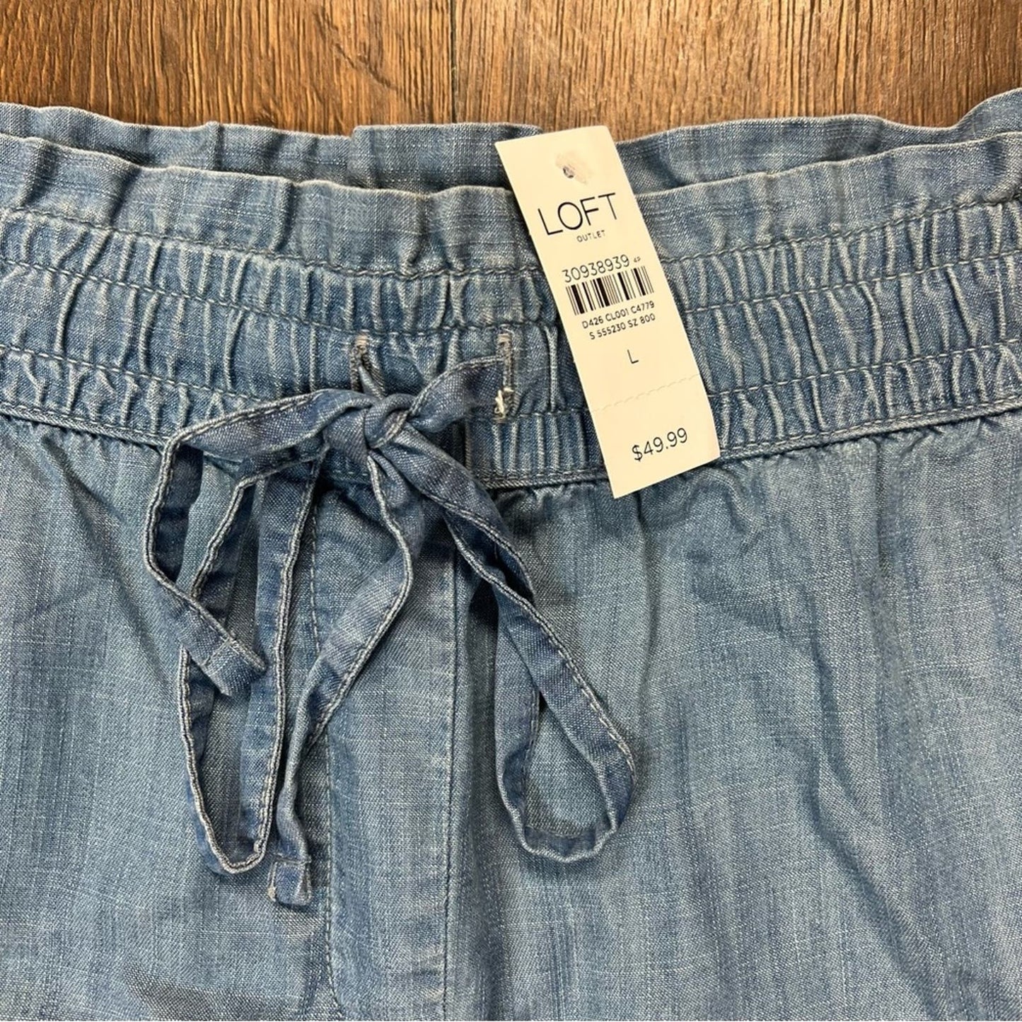 LOFT Chambray Drawstring Shorts
SZ LG