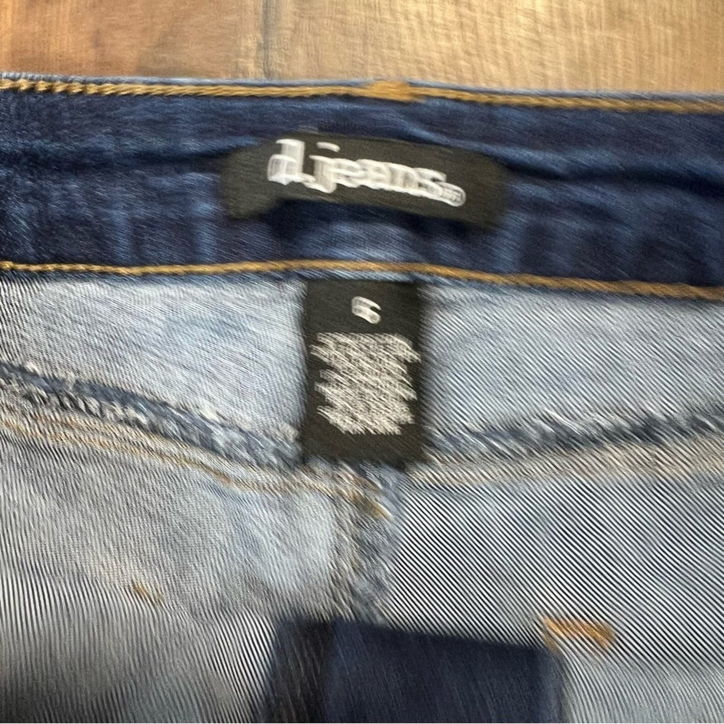 D. Jeans dark wash jeans SZ 6