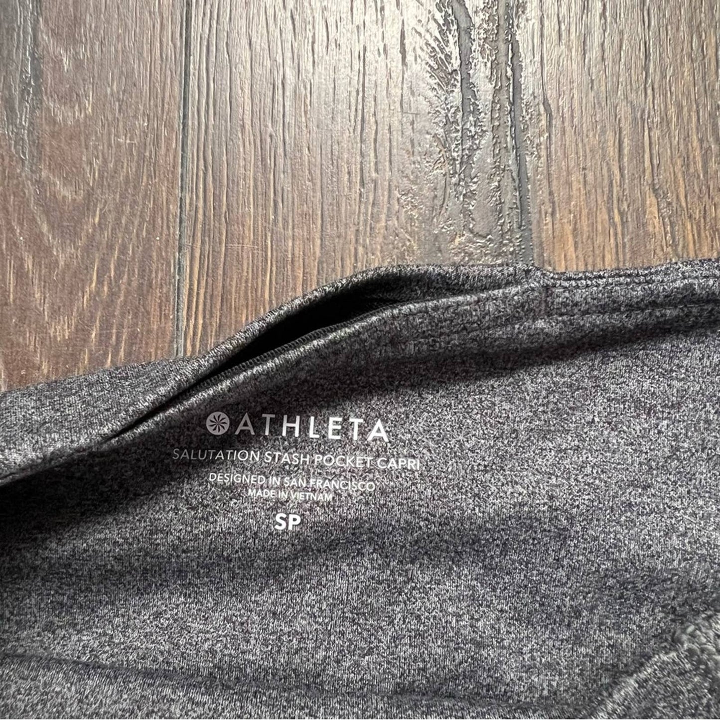 Athleta Salutation Stash Pocket Capri In Powervita SZ SM