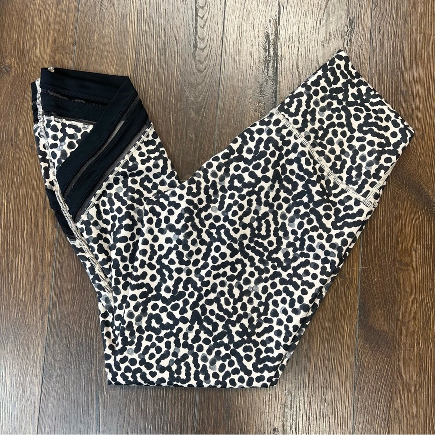 Lululemon High Times Pant *Wrap Mesh
Ace Spot Grain Black / Black SZ 6