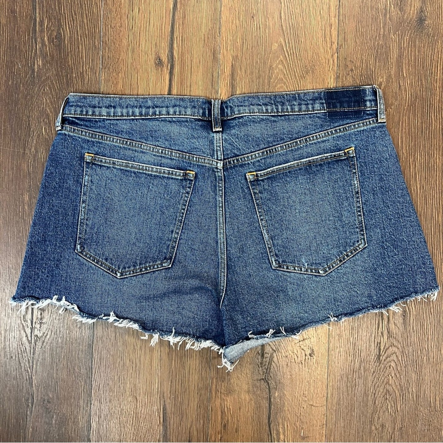 🆕 Abercrombie & Fitch the mom short, high rise SZ 34/18
