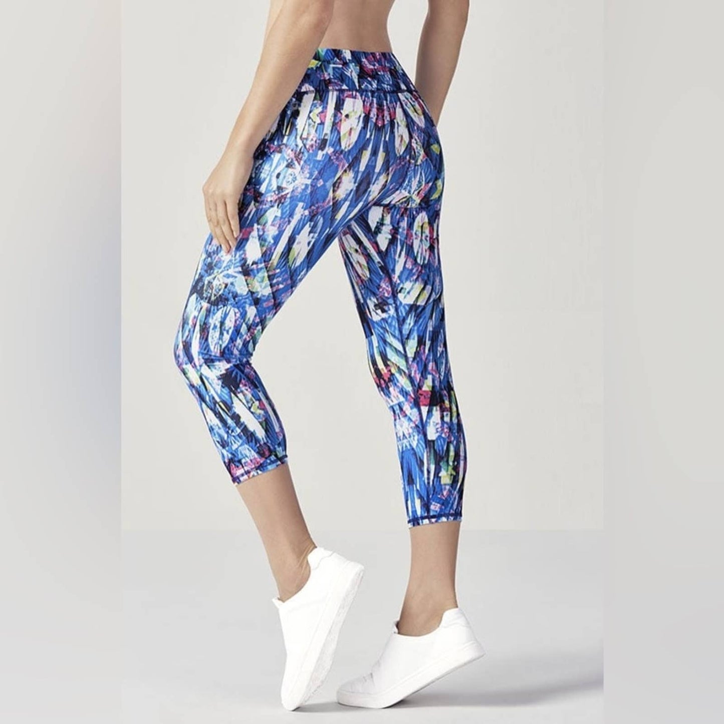 Fabletics Define PowerHold Mid-Rise Capri SZ MED