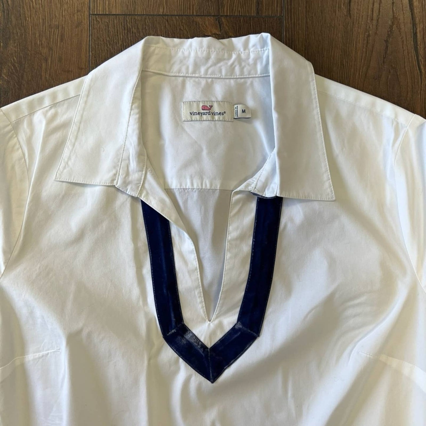 Vineyard Vine collar shirt SZ MED