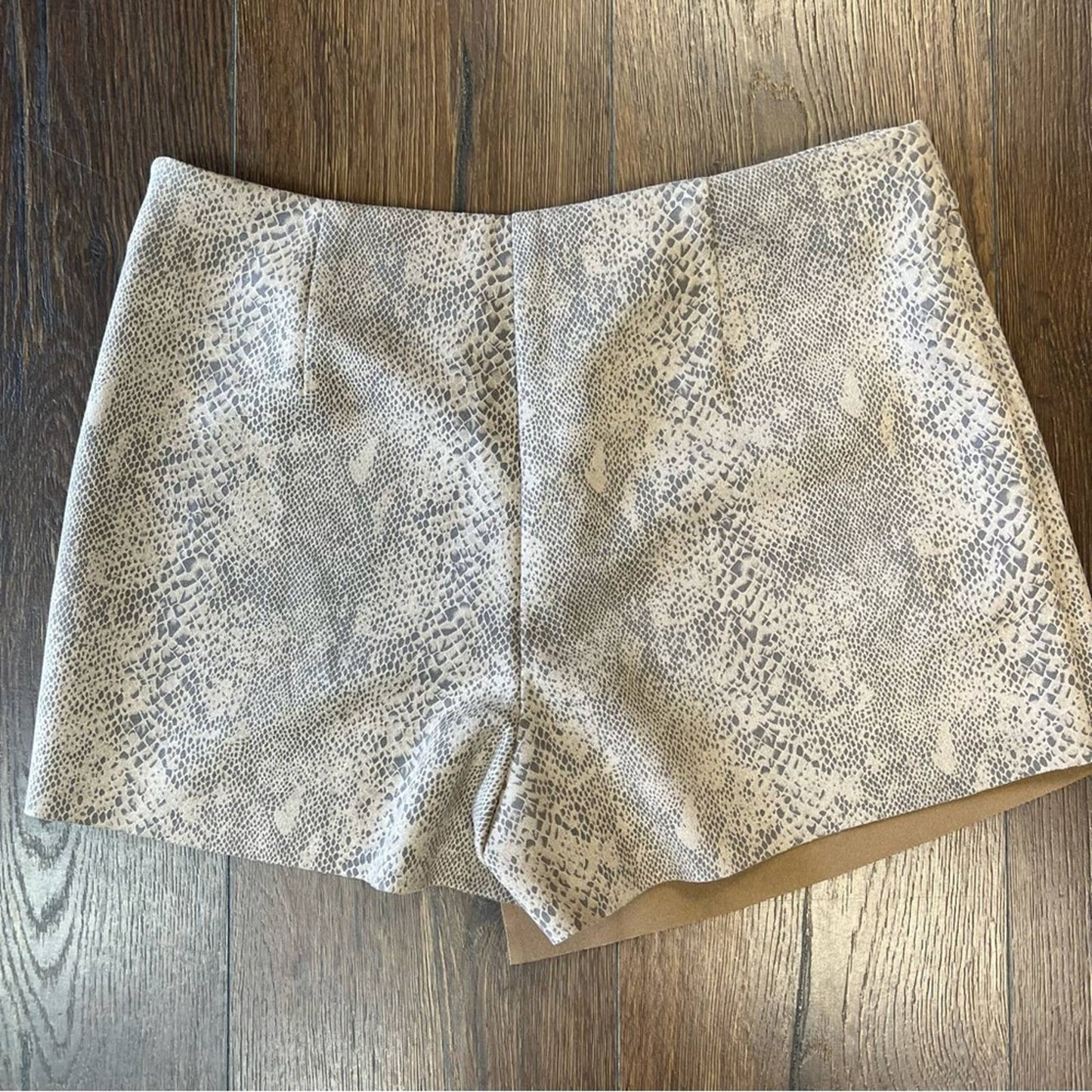 Versona snake print skort SZ MED
