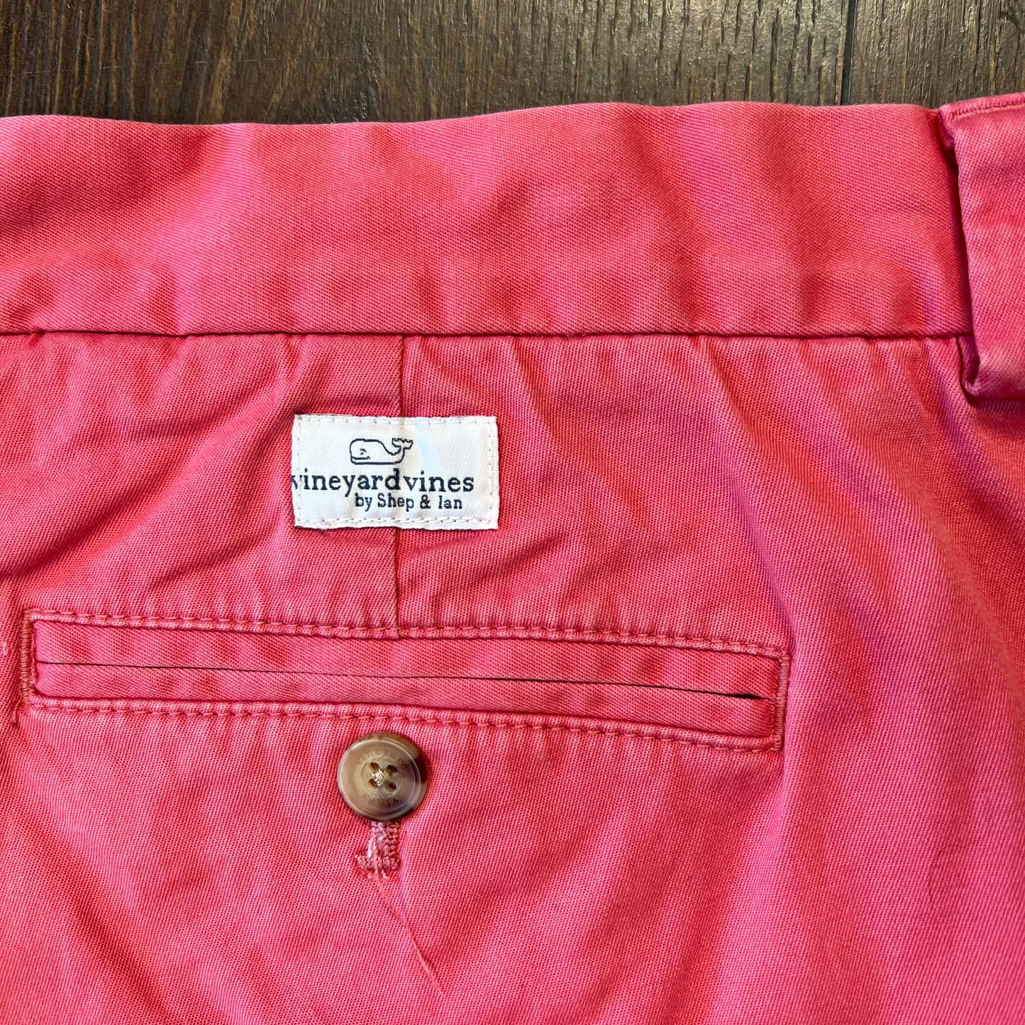 Vineyard Vines coral shorts SZ 38