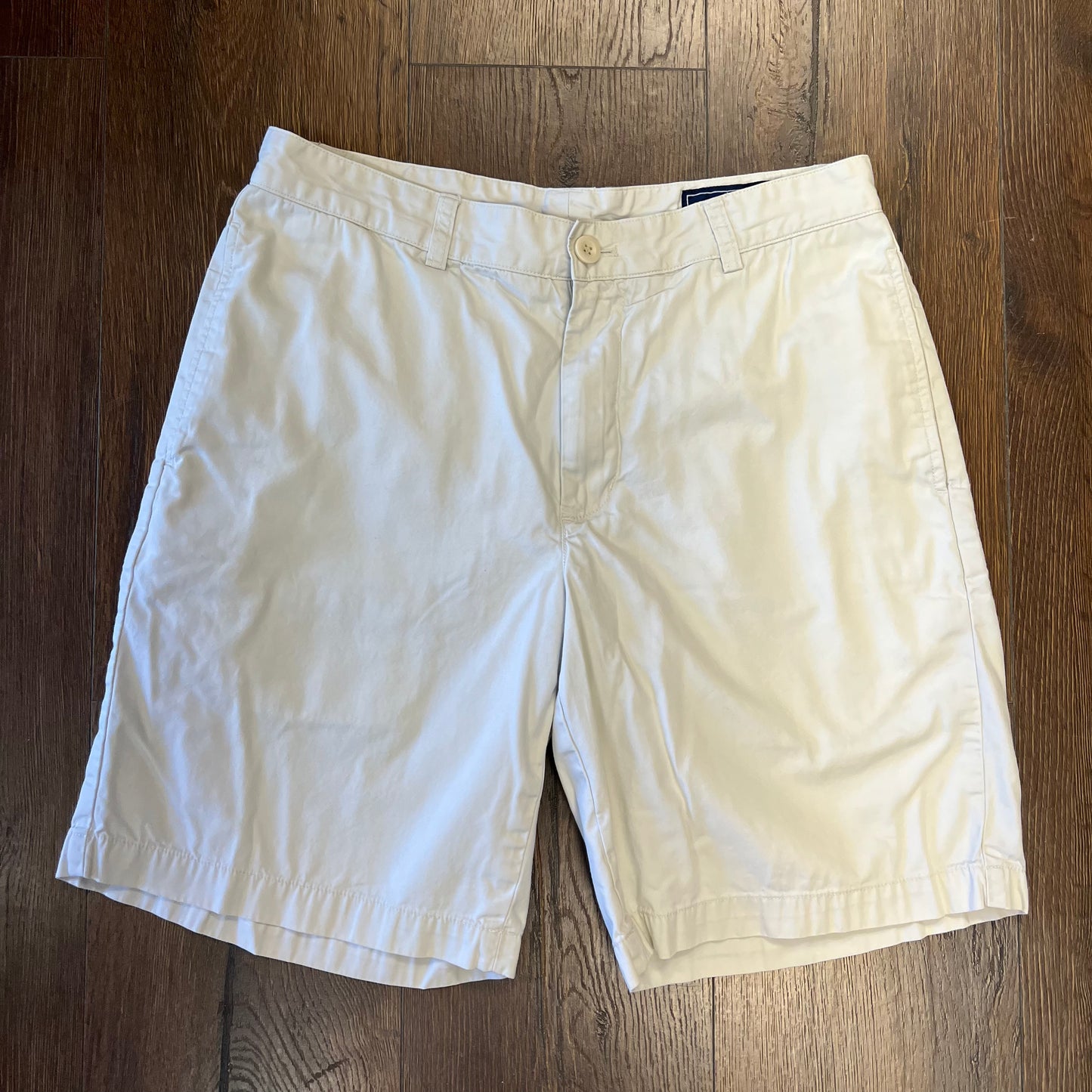 Vineyard Vines Flat front shorts SZ 32