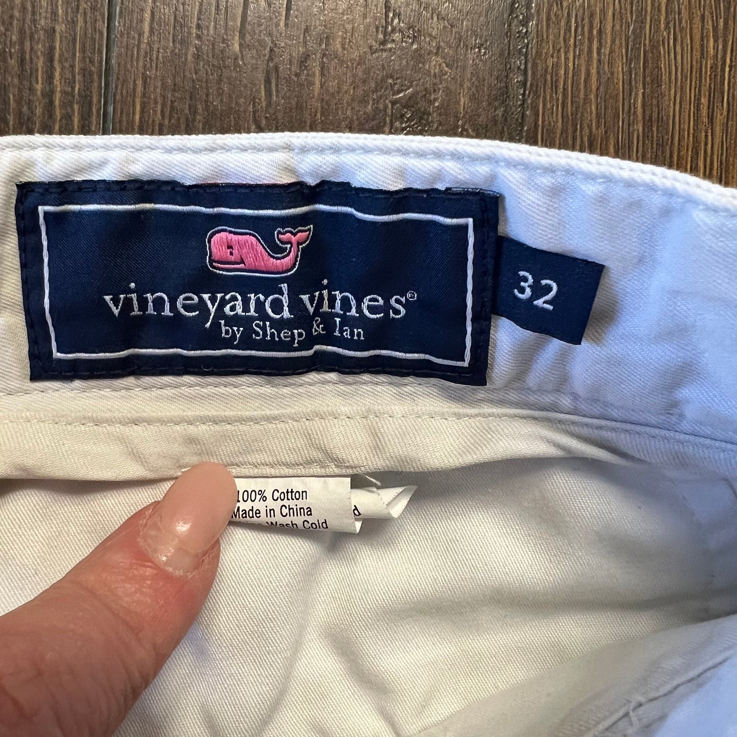 Vineyard Vines Flat front shorts SZ 32