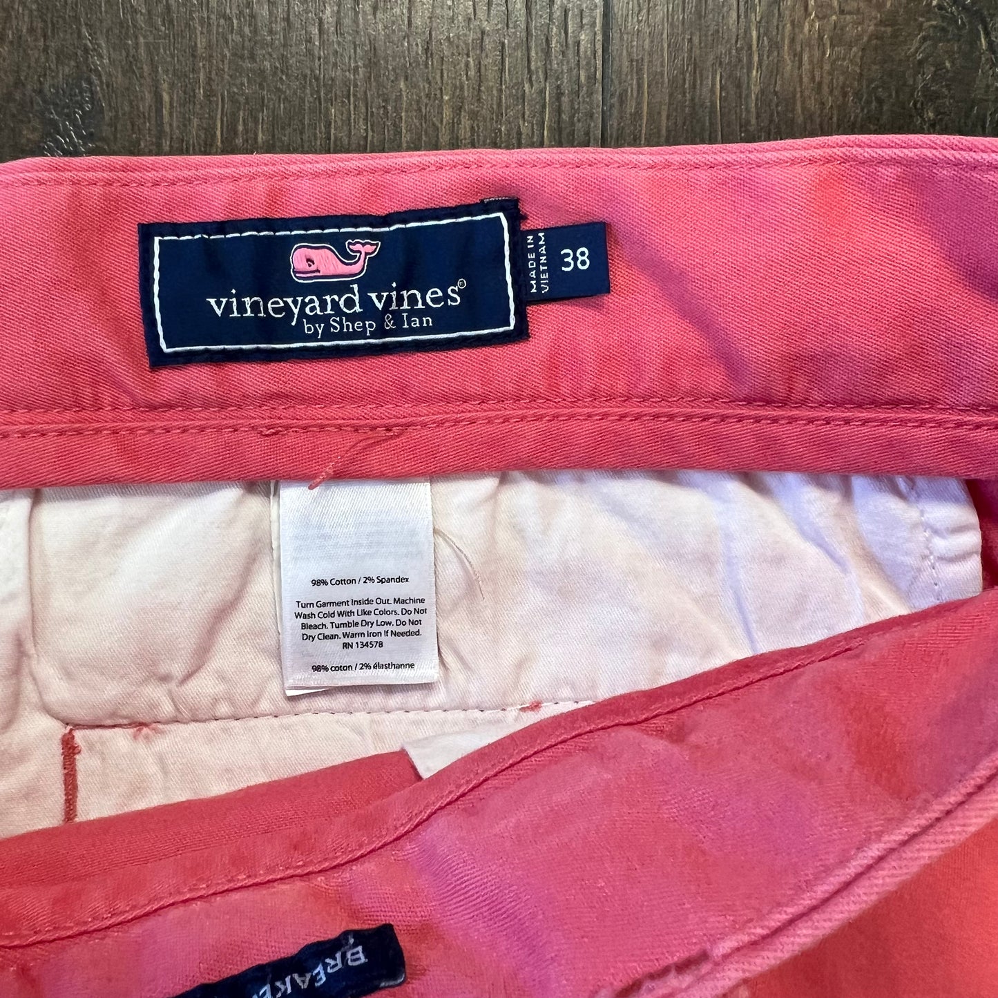 Vineyard Vines coral shorts SZ 38