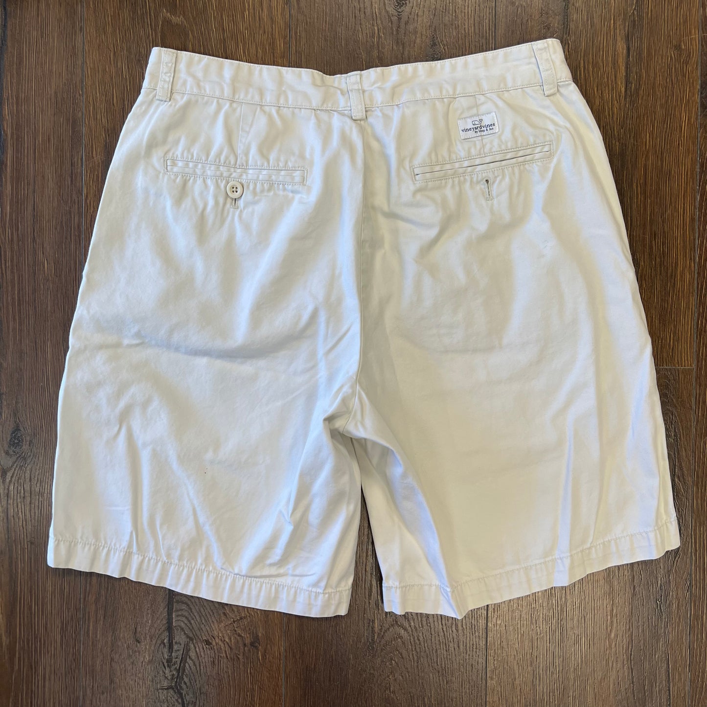 Vineyard Vines Flat front shorts SZ 32