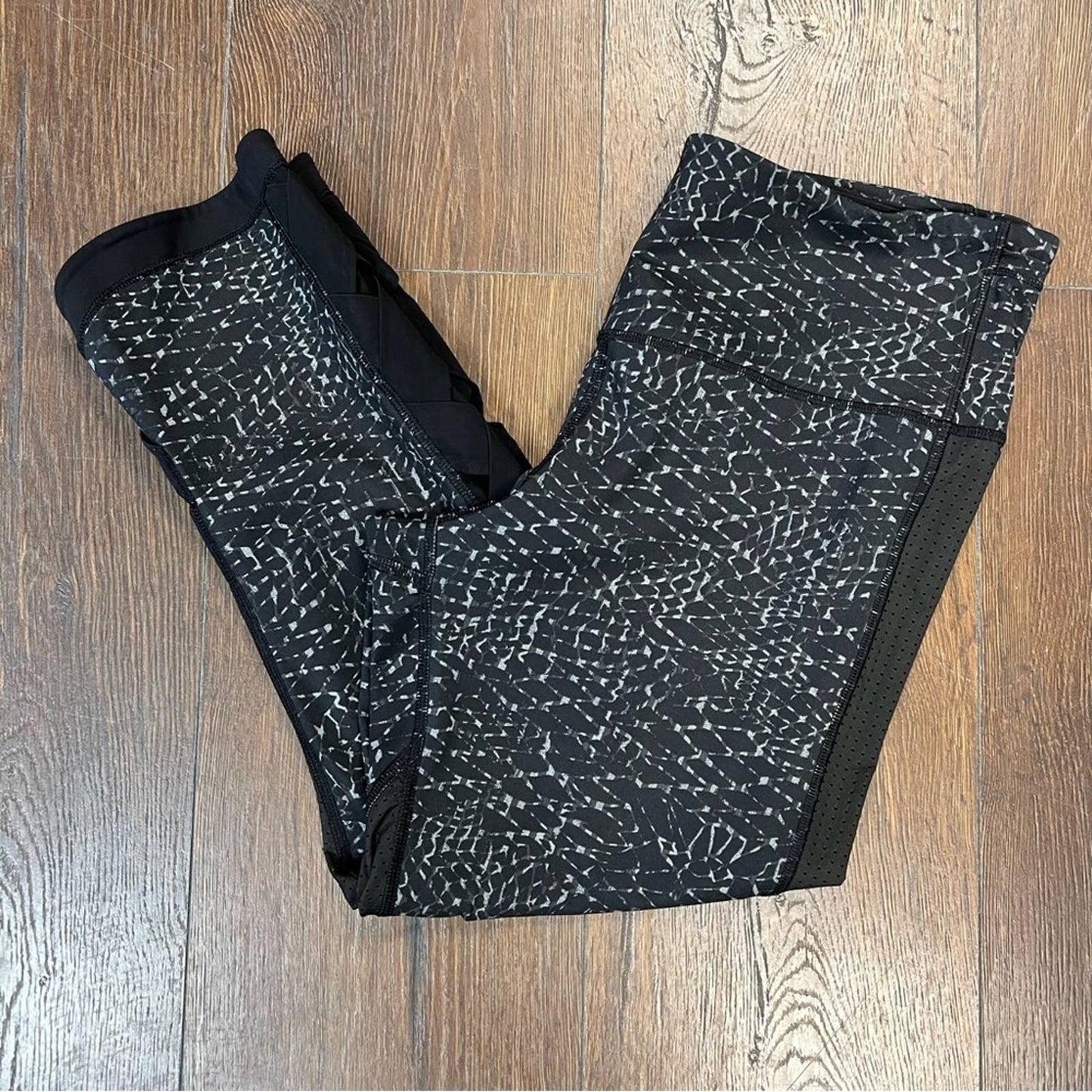 Lululemon Var-City Crop Samba Snake leggings SZ 10